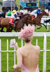 Epsom  Frau mit Hut beobachtet die Pferde im Rennen