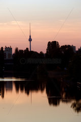 Berlin  Silhouette des Fernsehturms am Alexanderplatz