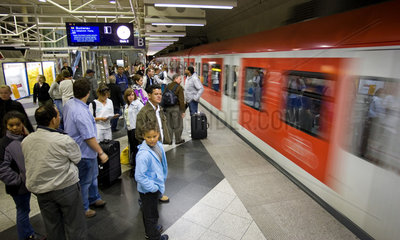 Muenchen  Fahrgaeste warten auf die Einfahrt der S-Bahn
