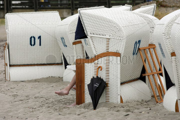 Heiligendamm  Regenwetter  Urlauber beim Zeitunglesen im Strandkorb