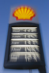 Berlin  Benzinpreisanzeige einer Shell-Tankstelle