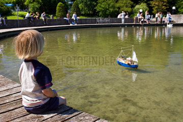 Berlin  ein Kleinkind spielt mit einem Modelboot
