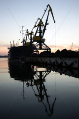 Wismar  Silhouette eines Verladekrans im Hafen