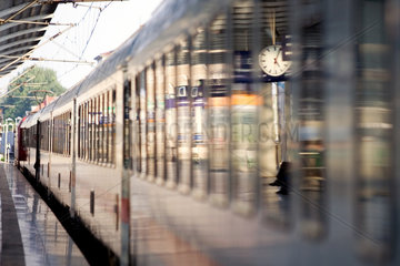 Berlin  ein Zug steht im Bahnhof Spandau