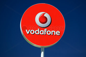 Epsom  Schild des Mobilfunkanbieters Vodafone