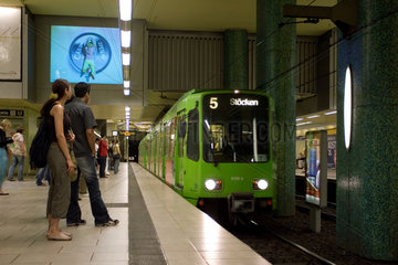 Hannover  Fahrgaeste warten auf die Einfahrt der U-Bahn
