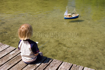 Berlin  ein Kleinkind spielt mit einem Modelboot