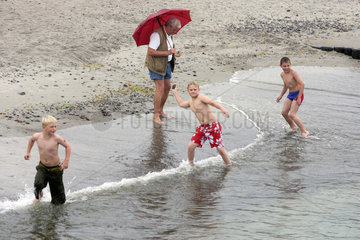 Heiligendamm  Mann mit Regenschirm und Kinder am Strand