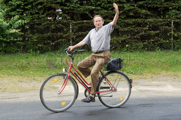 Heiligendamm  aktiver Rentner faehrt Fahrrad