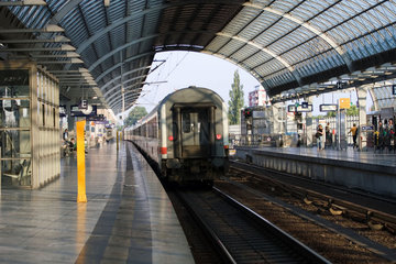 Berlin  ein IC bei der Ausfahrt aus dem Bahnhof Spandau