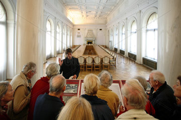 Liwadija  Touristengruppe besichtigt den Saal in der die Jalta-Konferenz stattfand