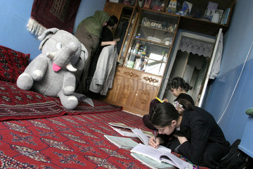 Afghanische  junge Schuelerin bei ihren Hausaufgaben