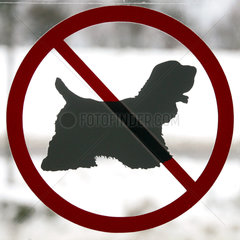 Symbolfoto  Hinweisschild Hunde verboten