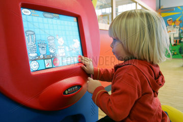 Zingst  ein Kind an einen Computerbildschirm