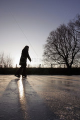 Prangendorf  Frau beim Schlittschuhlaufen auf einem zugefrorenen See