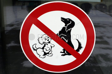 Symbolfoto  Hinweisschild Hunde verboten