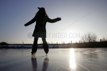 Prangendorf  Kind beim Schlittschuhlaufen auf einem zugefrorenen See