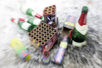 Symbolfoto  abgebrannte Silvesterraketen und Sektflaschen