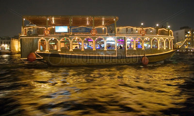 Dubai  Boot auf dem Dubai Creek bei Nacht