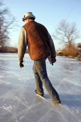 Prangendorf  Mann beim Schlittschuhlaufen auf einem zugefrorenen See