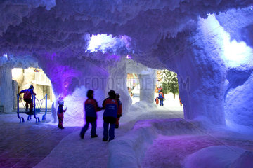 Dubai  Grotte in der Indoorskihalle Ski Dubai im Einkaufszentrum Mall of the Emirates