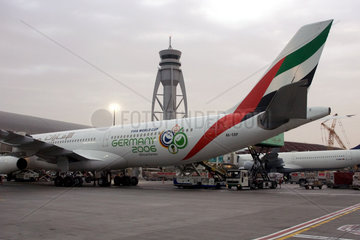 Dubai  Maschine der Emirates Airline am Dubai International Airport