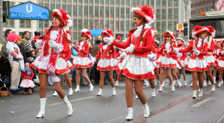 Berlin  Tanzgruppe beim Karnevalsumzug am Potsdamer Platz
