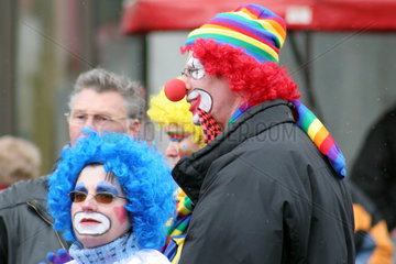 Berlin  als Clowns verkleidete Menschen beim Karneval
