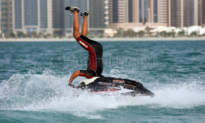 Abu Dhabi  Jetskifahrer macht Kunststuecke