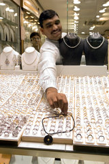 Dubai  Goldhaendler holt Schmuck aus der Schaufensterauslage