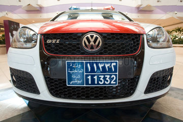Abu Dhabi  Vorderansicht eines Polizeiwagens