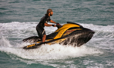 Abu Dhabi  Jetskifahrer in Bewegung