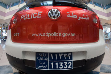 Abu Dhabi  Rueckansicht eines Polizeiwagens