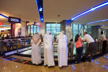 Dubai  arabisch gekleidete Maenner im Einkaufszentrum Mall of the Emirates