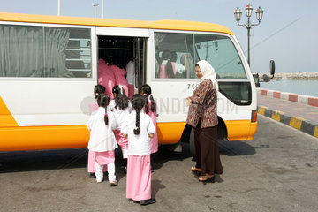 Abu Dhabi  Kinder steigen in einen Schulbus ein