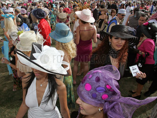 Dubai  Frauen mit Hut auf der Galopprennbahn Nad al Sheba