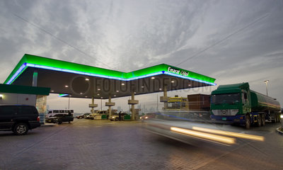 Dubai  Einfahrt einer Tankstelle des Konzerns Emarat im Abendlicht