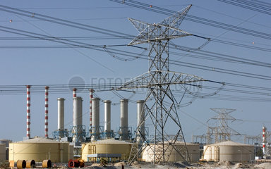 Dubai  Strommasten vor der DEWA Power Station