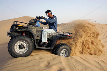 Dubai  Quadfahrer in der Wueste