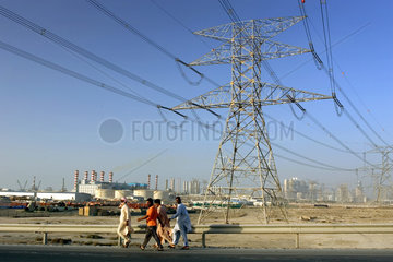 Dubai  Strommasten in der Wueste  im Hintergrund die DEWA Power Station