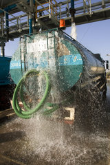 Dubai  ein Tanklaster wird mit Wasser betankt