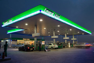 Dubai  Tankstelle des Konzerns Emarat am Abend