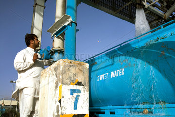 Dubai  ein Tanklaster wird mit Wasser betankt