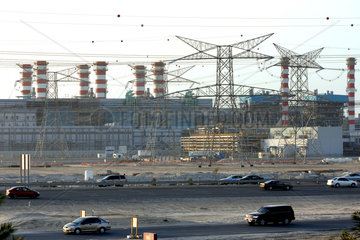 Dubai  Strommasten vor der DEWA Power Station