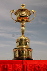 Dubai  Pokal fuer den Sieger im Dubai World Cup