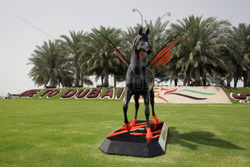 Dubai  Pferdeskulptur vor Palmen