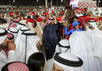Dubai  Sheikh Mohammed bin Rashid al Maktoum (rechts) mit Jockey Lanfranco Dettori und Pferd Electrocutionist nach dem Gewinn des Dubai World Cup