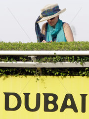 Dubai  Frau mit Hut auf der Galopprennbahn Nad al Sheba