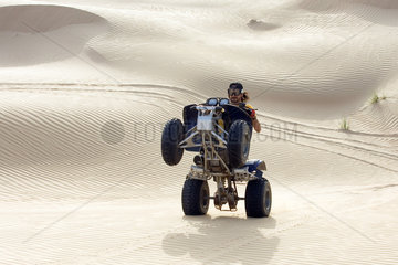 Dubai  Quadfahrer in der Wueste