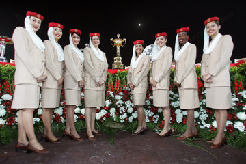 Dubai  Stewardessen der Airline Emirates vor dem Pokal fuer den Sieger im Dubai World Cup
